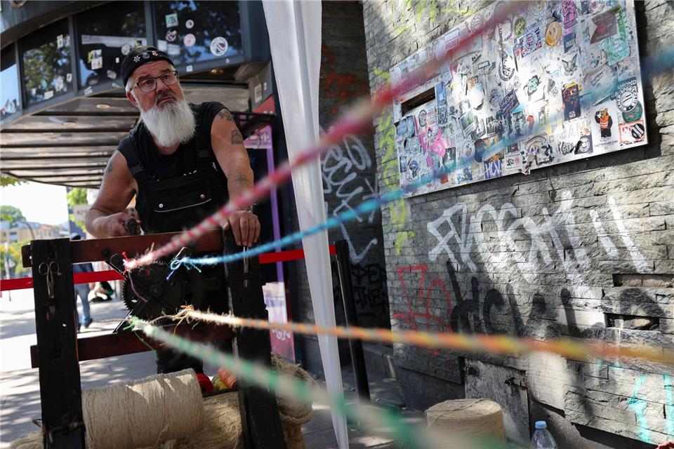 Bei der Aktion wurden meterlange Regenbogentaue auf traditionelle Art hergestellt. Christian Charisius/dpa