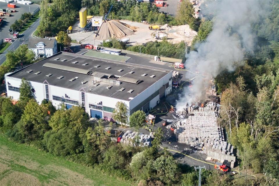 Bei der Anfallwirschaft Boden ist Müll in Brand geraten.Sascha Ditscher/dpa