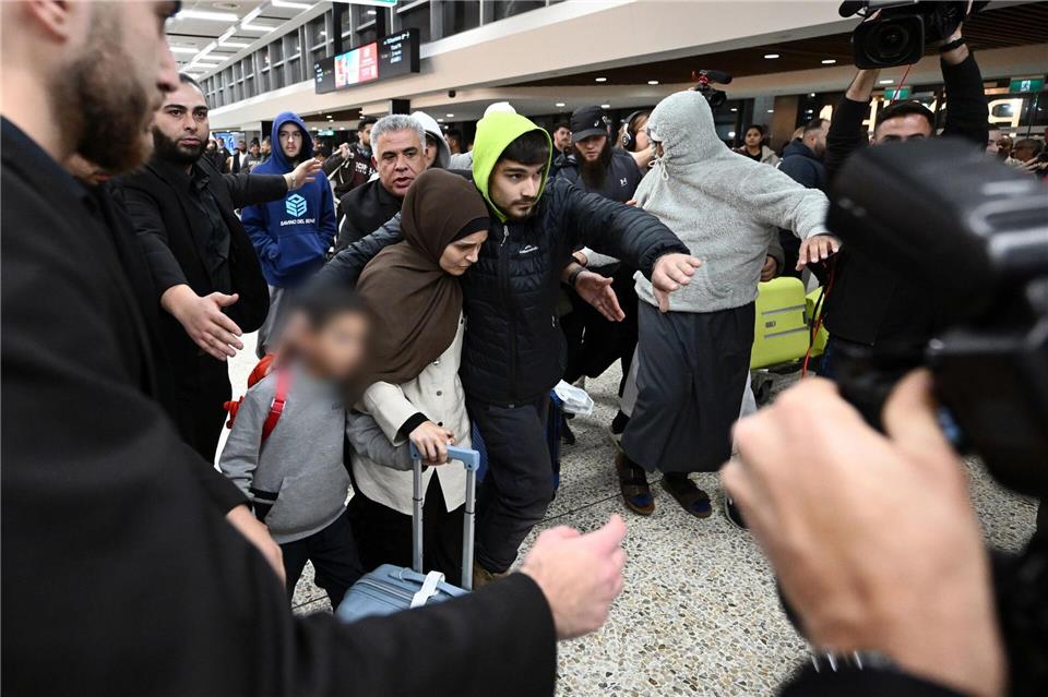 Bei der Ankunft der Frauen sei es teils zu chaotischen Szenen am Flughafen gekommen, berichten australische Medien. Joel Carrett/AAP/dpa