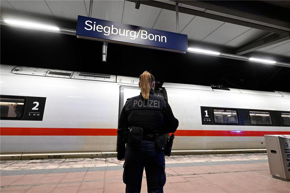 Bei der Ankunft im Bahnhof Siegburg/Bonn wurde der 20-Jährige von der Bundespolizei aus dem ICE gezogen.Roberto Pfeil/dpa