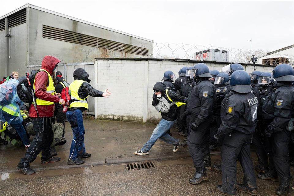 Bei der Aufarbeitung der Anti-AfD-Proteste Ende November vergangenen Jahres in Gießen ergeben sich immer mehr Strafanzeigen. (Archivbild)Boris Roessler/dpa