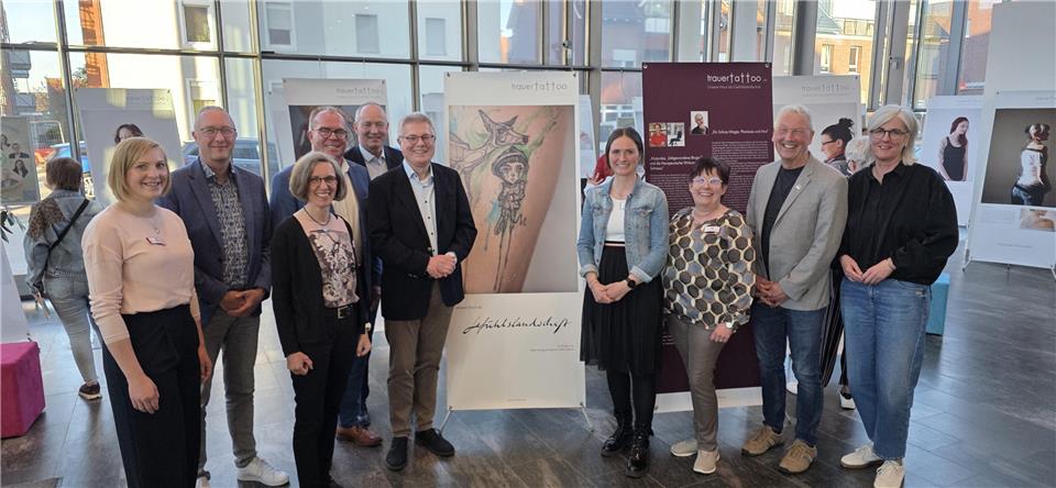 Bei der Ausstellungseröffnung (von links): Christiane Janneschütz (Ambulanter Hospizdienst, AHD), Andreas Zee (Caritas), Christiane Viet (AHD), Thomas Blanke (Volksbank Westmünsterland), Matthias Brinkmann (Caritas), Joachim Ladermann (Caritas-Rat), Klaudia Tiemeshen (AHD), Marlies Osterkamp (AHD), Jürgen Fellerhoff (Stellv. Bürgermeister) und Beate Dillage-Wiechmann (Bürgerstiftung Aktive Bürger Borken)