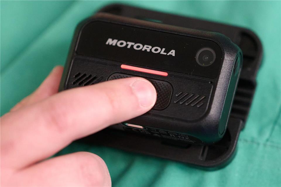 Bei der Auswahl der Bodycam habe man auf ein kleines, bedienfreundliches Modell geachtet, so die Klinik. Bernd Thissen/dpa