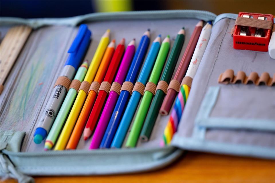 Bei der Auswahl von Federmappe und Stiften sollten Eltern nicht vergessen, auch die Wünsche ihrer Kinder einzubeziehen. picture alliance/dpa