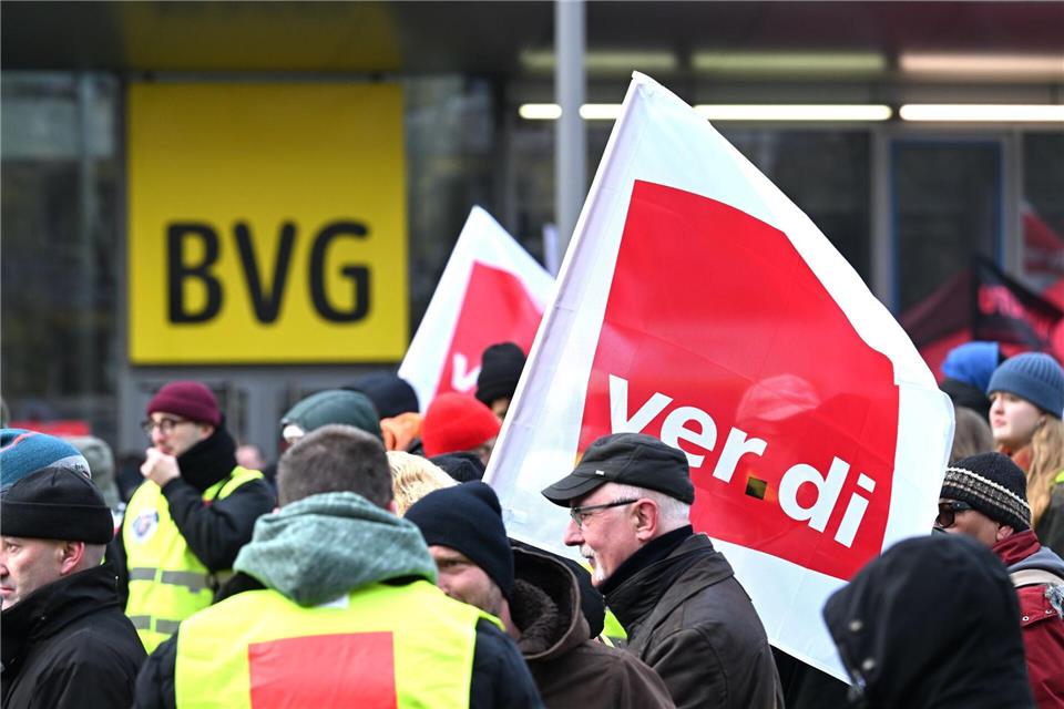 Bei der BVG beginnen am Dienstag die Tarifverhandlungen über den sogenannten Manteltarifvertrag, der die Arbeitsbedingungen der Beschäftigten regelt. (Archivbild)Soeren Stache/dpa