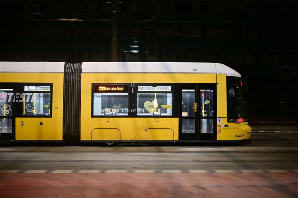 Bei der BVG stehen zusätzliche Fahrzeuge und Fahrer bereit, um nachts die Oberleitungen eisfrei zu halten. (Archivbild)Sebastian Christoph Gollnow/dpa