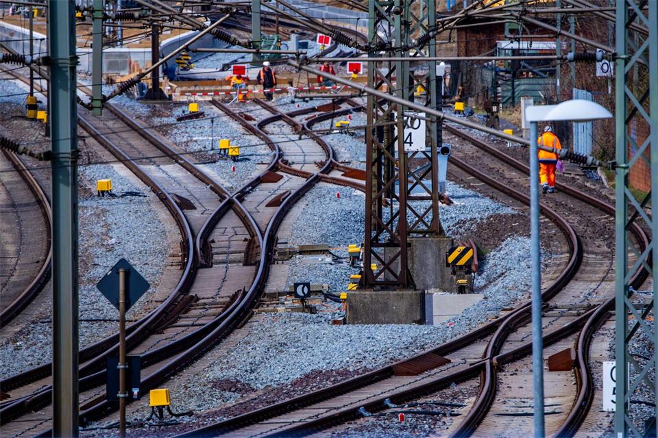 Bei der Bahn gibt es auch in den nächsten Jahren viele Baustellen.Jens Büttner/dpa