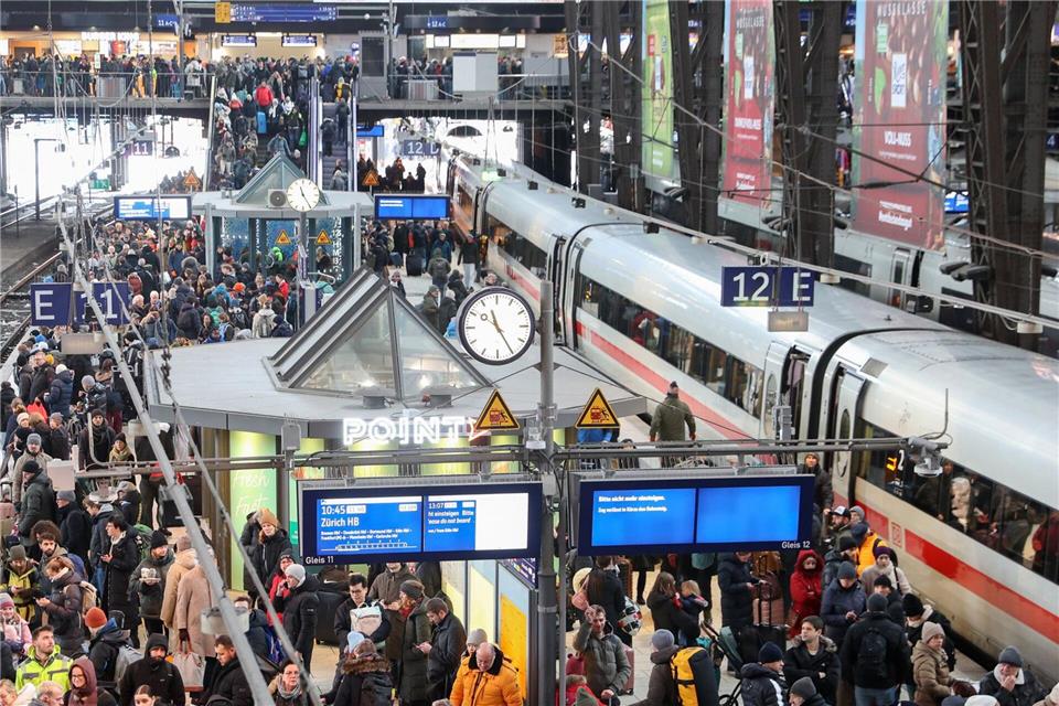 Bei der Bahn kam es zu chaotischen Zuständen - wie hier am überfüllten Hamburger Hauptbahnhof.Bodo Marks/dpa
