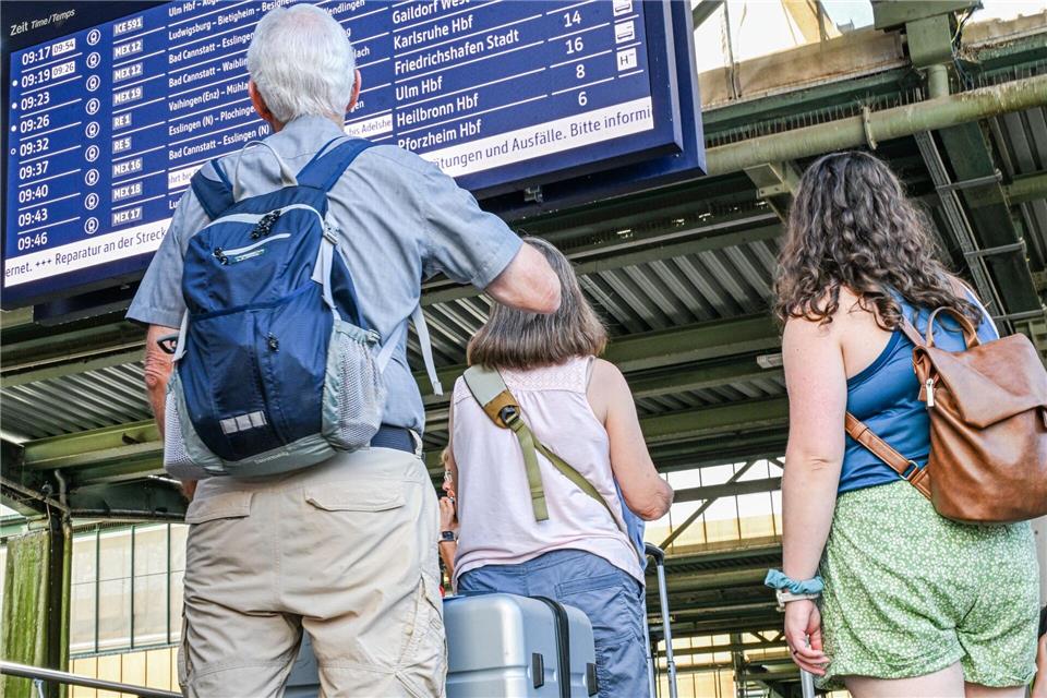Bei der Bahn kam in der Nacht auf Mittwoch wegen einer Funkstörung der gesamte Zugverkehr zum Erliegen. Am Mttwochmorgen lief der Verkehr wieder an. (Archivbild)Jason Tschepljakow/dpa
