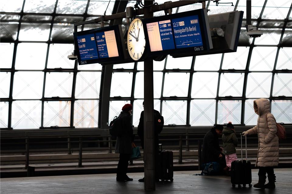 Bei der Bahn kommt es zu Verspätungen im Regionalverkehr. (Archivbild)Carsten Koall/dpa
