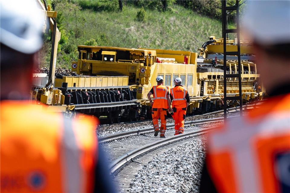 Bei der Bahn stehen zahlreiche Bauarbeiten in Bayern an. (Symbolbild)Armin Weigel/dpa