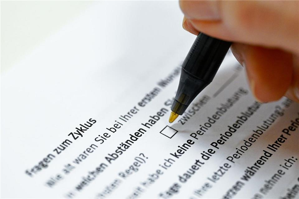 Bei der Beratung wegen Beschwerden in den Wechseljahren fragt der Gynäkologe Frauen auch nach ihrem Zyklus. Uwe Anspach/dpa