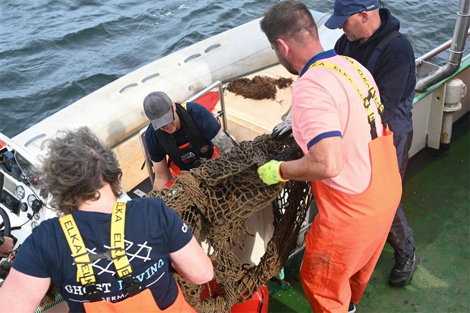 Bei der Bergung der Geisternetze ist Teamwork und Handarbeit gefragt. Lars Penning/dpa