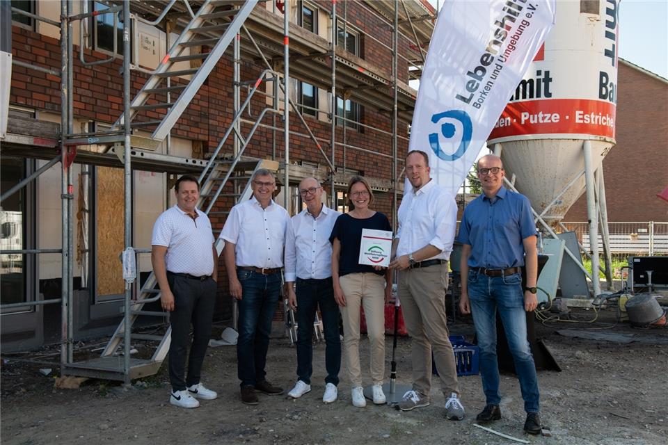 Bei der Besichtigung des neuen Gebäudes (v.l.): Marc Lichte (Geschäftsführer Lebenshilfe), Wilhelm Korth (Mitglied des Landtags), Georg Wrede (Kassierer Lebenshilfe), Karin Benning (Assistentin der Geschäftsführung Lebenshilfe), Marco Schmitz (Mitglied des Landtags und Stiftungsratvorsitzender Wohlfartspflege), Johannes Kuhlmann (Vorstand Lebenshilfe).