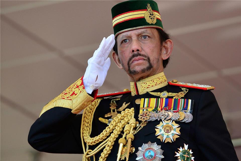 Bei der Bevölkerung ist der Sultan größtenteils beliebt. (Archivbild)Ahim Rani/AP/dpa