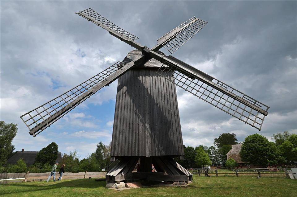Bei der Bockwindmühle musste das gesamte Bauwerk einer hölzernen Bockkonstruktion vor den Wind gedreht werden. Bernd Wüstneck/dpa