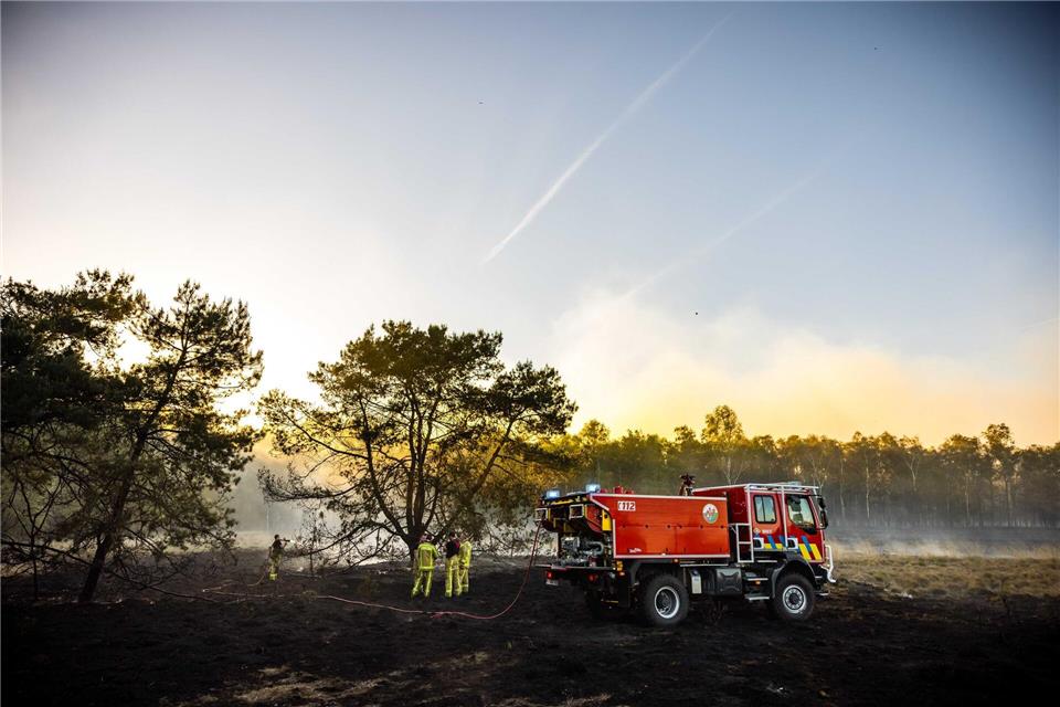 Bei der Brandbekämpfung in den Niederlanden kamen auch Feuerwehrleute aus NRW zum Einsatz.Rob Engelaar/ANP/dpa