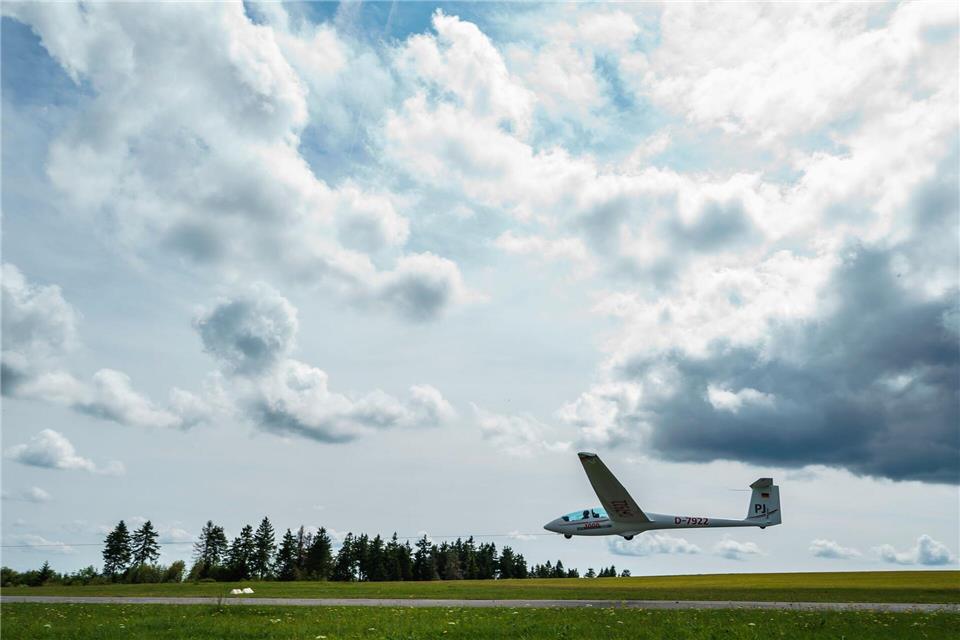 Bei der Bruchlandung prallt das Segelflugzeug gegen einen Telefonmast und einen Baum. (Symbolbild)Andreas Arnold/dpa