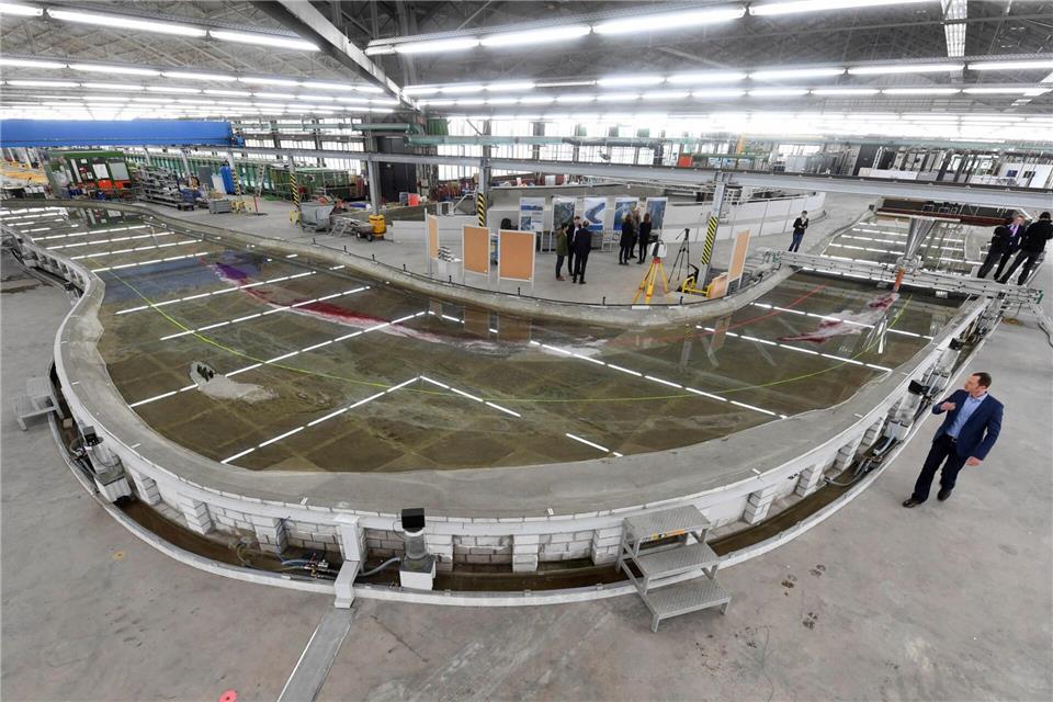 Bei der Bundesanstalt für Wasserbau in Karlsruhe wurde der Jungferngrund, eine Untiefe im Mittelrhein, in klein nachgebaut. (Archivbild)Uli Deck/dpa