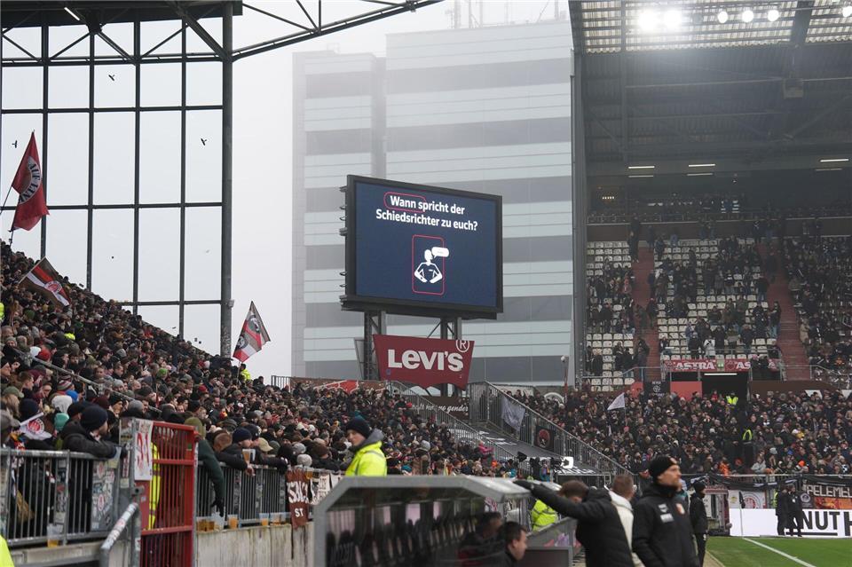 Bei der Bundesliga-Partie zwischen dem FC St. Pauli und dem FC Augsburg hat es nach dem Spiel auf der Haupttribüne noch einen Notarzteinsatz gegeben. Marcus Brandt/dpa