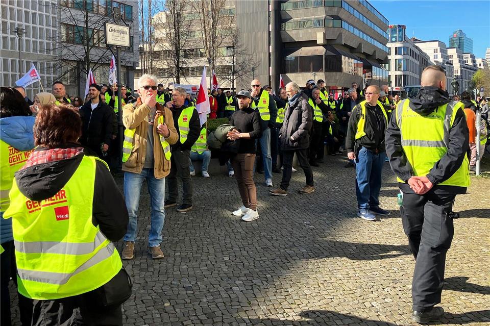 Laufender Streik bei Charité-Tochter wird beendet Bei der CFM arbeiten rund 3.500 Menschen in den Bereichen Medizintechnik, Krankentransport, Außenanlagepflege, Reinigung und Sicherheit. Verena Schmitt-Roschmann/dpa