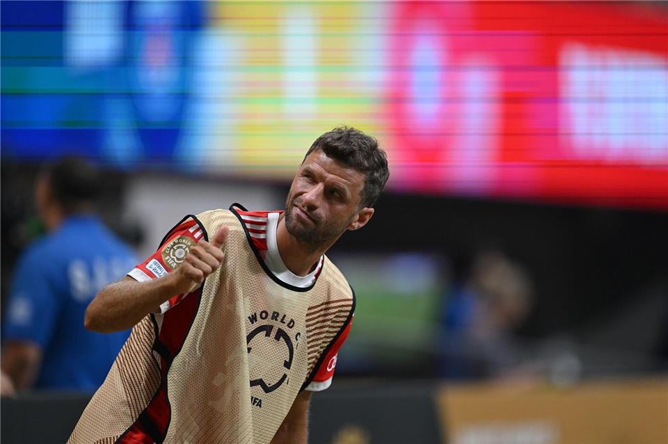 Bei der Club-WM war Thomas Müller noch ohne Schnurrbart: Vor dem Abschied aus München wagte der Ur-Bayer nun noch ein kleines Look-Experiment.Sven Hoppe/dpa