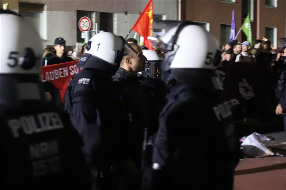 Bei der Demo am Samstag war es zu gewalttätigen Auseinandersetzungen zwischen Polizei und Demonstranten gekommen. (Archivbild)Sascha Thelen/dpa