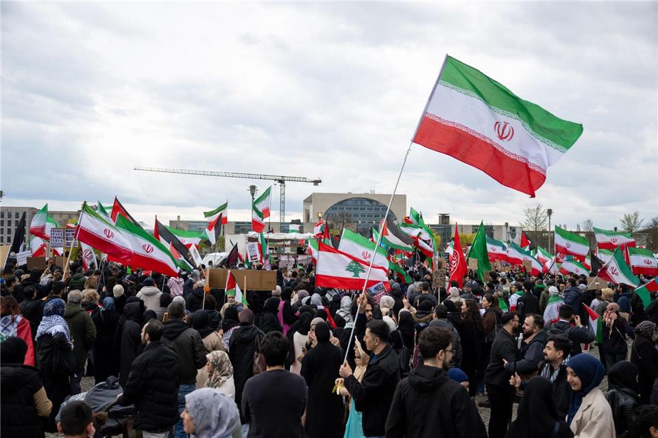 Bei der Demo im Regierungsviertel waren viele iranische Flaggen zu sehen. Christophe Gateau/dpa