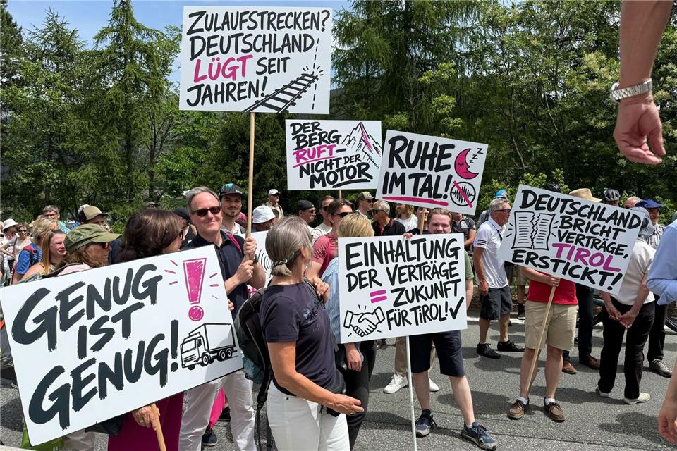 Bei der Demonstration wird auch Kritik an Deutschland geäußert.Matthias Röder/dpa