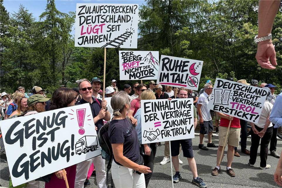 Bei der Demonstration wurde auch Kritik an Deutschland geäußert.Matthias Röder/dpa