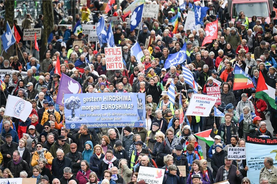 Bei der Demonstration zu dem das Bündnis „Nie wieder Krieg“ aufgerufen hatte, zogen Tausende von Teilnehmern durch Berlin.Sebastian Gollnow/dpa
