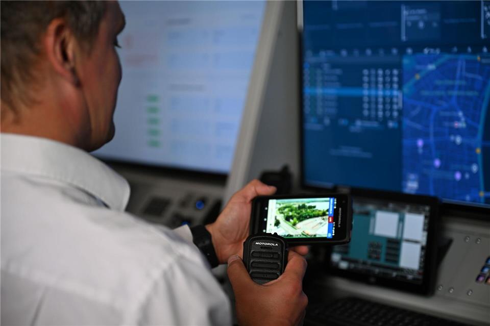Bei der Digitalkonferenz Digital X zeigte die Telekom in einer simulierten Einsatzzentrale, wie ihr neues System für den Polizeifunk funktioniert.Wolf von Dewitz/dpa
