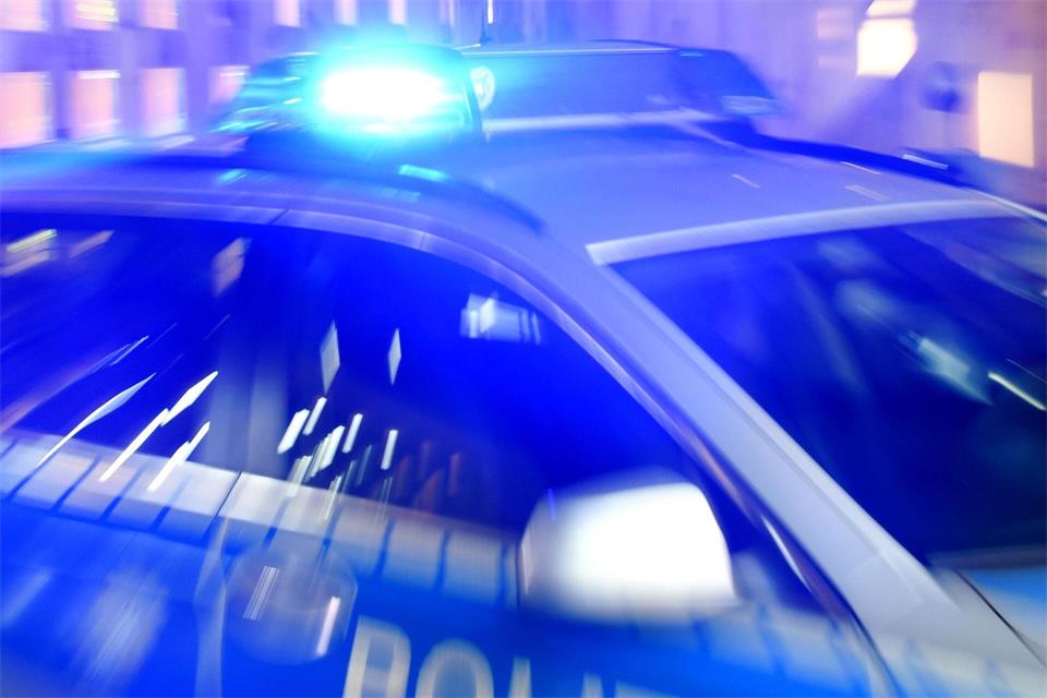Bei der Durchsuchung der Wohnung stellt die Polizei über 15 Kilogramm Drogen sicher. (Symbolbild)Carsten Rehder/dpa
