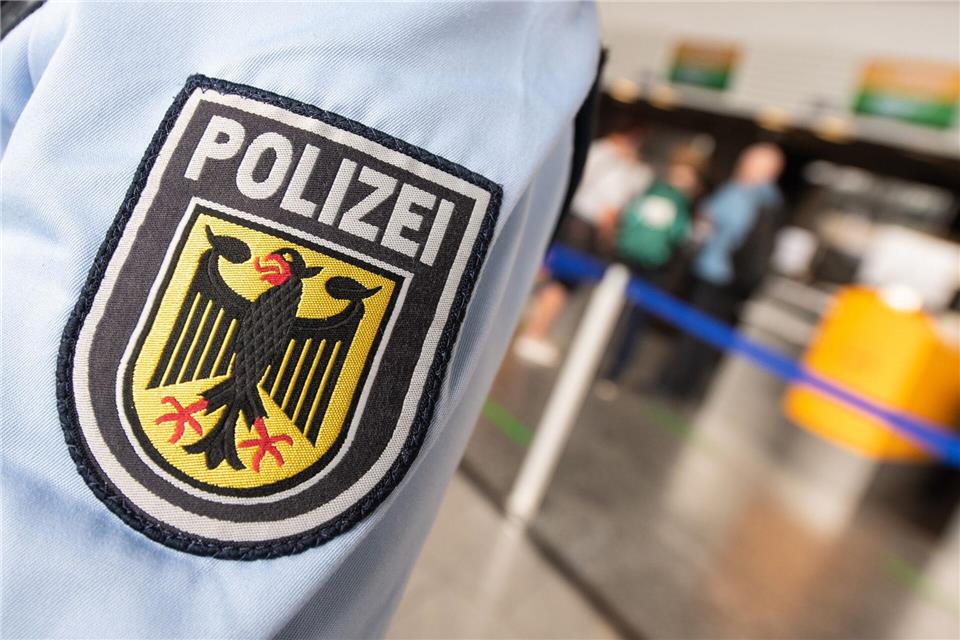 Bei der Durchsuchung fand die Bundespolizei nach eigenen Angaben das Diebesgut bei der Tatverdächtigen. (Symbolbild)Boris Roessler/dpa