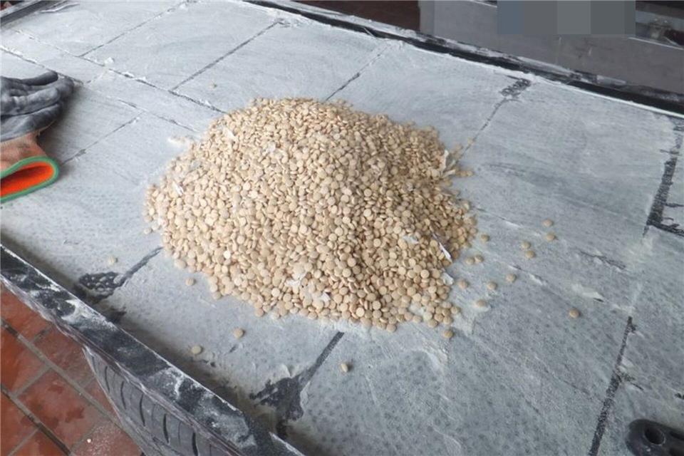 Bei der Durchsuchung fand die Polizei kiloweise Amphetamine.-/Polizei Höxter/dpa