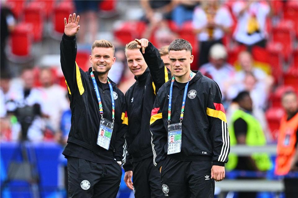 Bei der EM 2024 standen die Stuttgarter Mittelstädt (l) und Führich (M) noch im DFB-Kader - bei der WM 2026 wohl eher nicht.Tom Weller/dpa