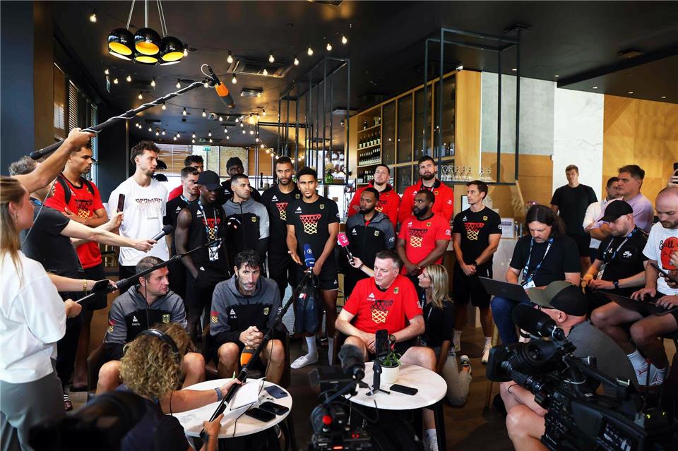 Bei der EM in Riga stellten sich die deutschen Basketballer demonstrativ hinter ihren erkrankten Bundestrainer Alex Mumbrú. (Archivfoto)Matthias Stickel/dpa