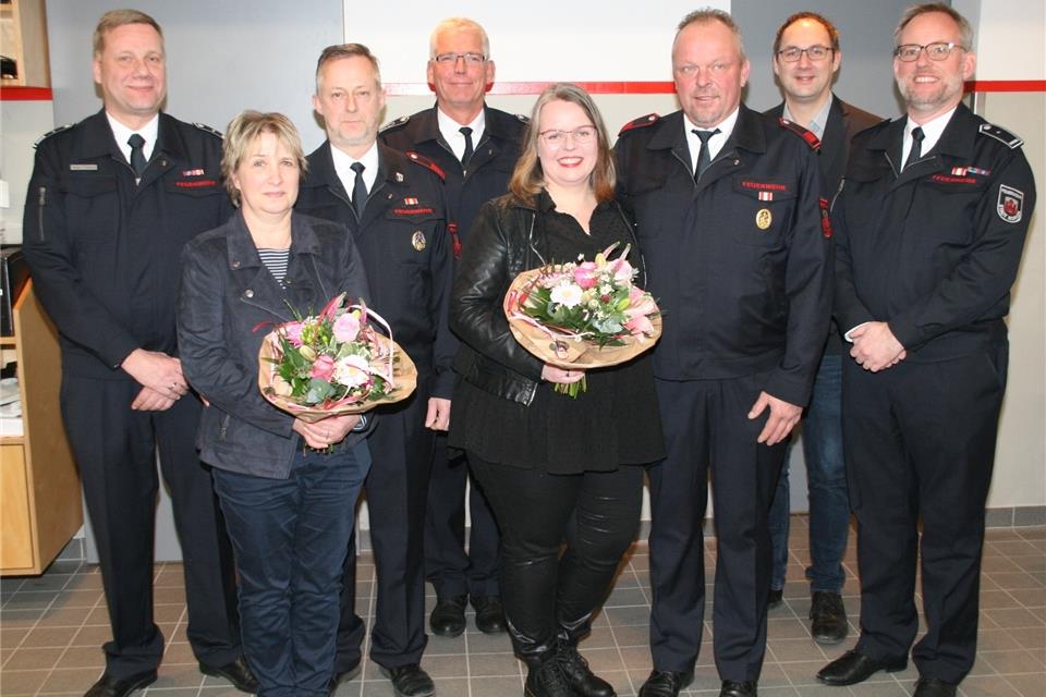 Bei der Ehrung (von links): Löschzugführer Andre Pöpping, Jutta und Wolfgang Hertog, Wehrleiter Stefan Döking, Maike und Michael Stenpaß, Ordnungsamtsleiter Rene Terwolbeck und stellvertretender Löschzugführer Ulrich Klemt.