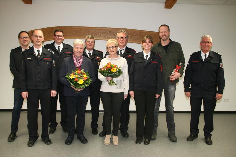 Bei der Ehrung (von links): Ordnungsamtsleiter Rene Terwolbeck, Löschzugführer Guido Dillhage, stellvertretender Löschzugführer Markus Elsing, Karin Schmeier, Rainer Schmeier, Agnes Elsing, Werner Elsing, Nadine Büscher, Martin Büscher-Mümken und Wehrleiter Stefan Döking.