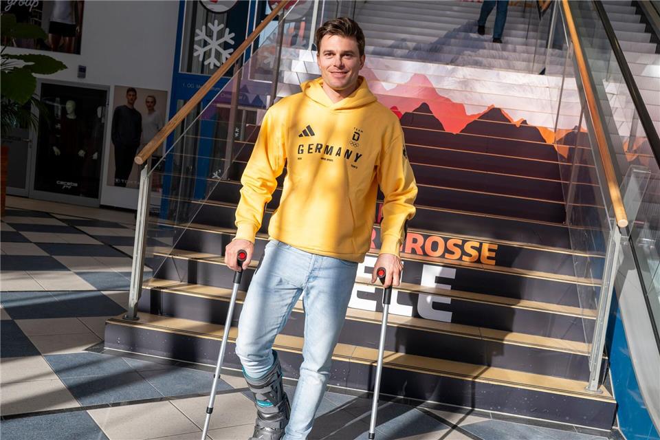 Bei der Einkleidung noch an Krücken: Alexander Schmid. (Archivbild)Peter Kneffel/dpa