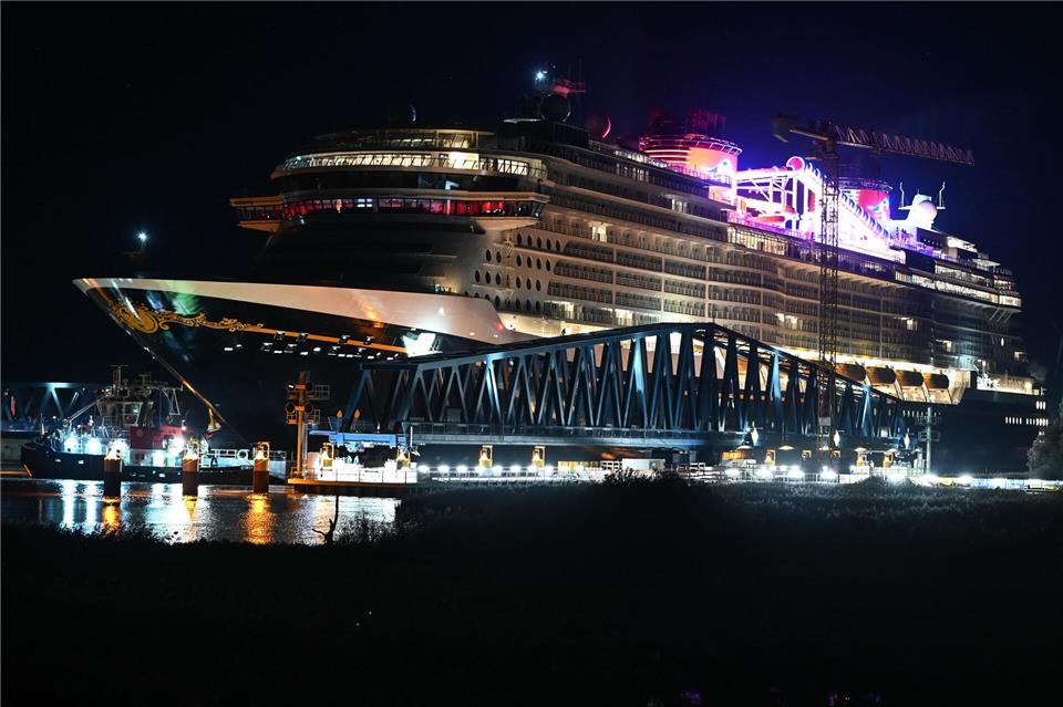 Kreuzfahrtschiff „Disney Destiny“ kurz vor der Nordsee Bei der Emsüberführung muss unter anderem die Friedensbrücke passiert werden.Lars Penning/dpa