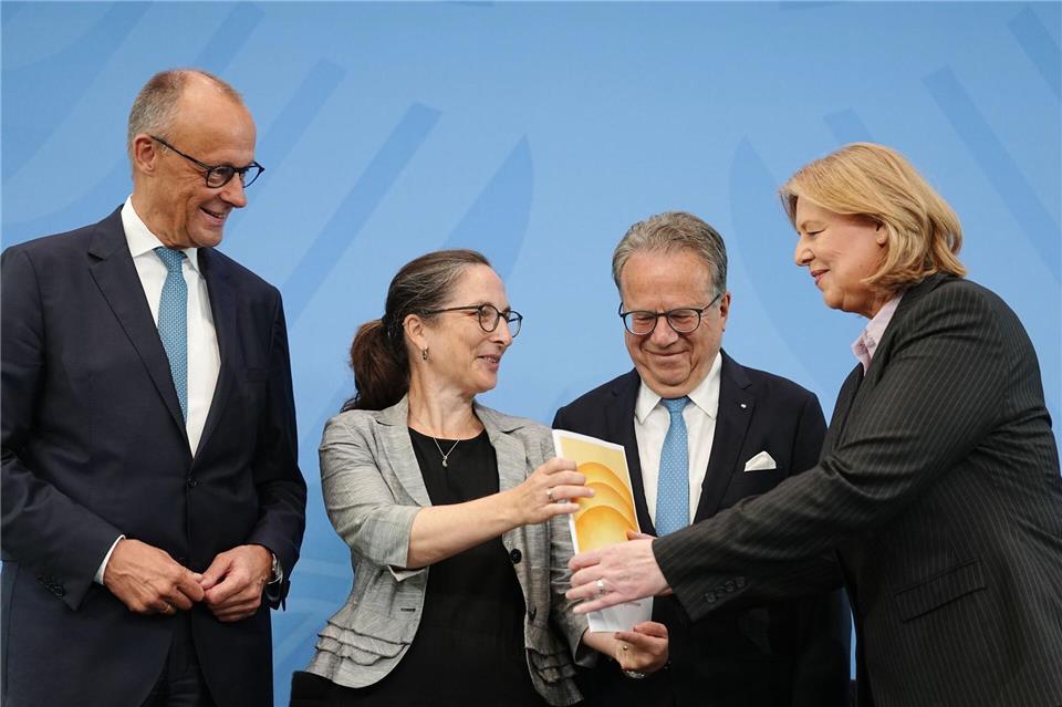 Bei der Entgegennahme der Empfehlungen der Rentenkommission kündigten Kanzler Friedrich Merz und Arbeitsministerin Bärbel Bas eine Umsetzung ohne Abstriche an. (Archivbild) Kay Nietfeld/dpa