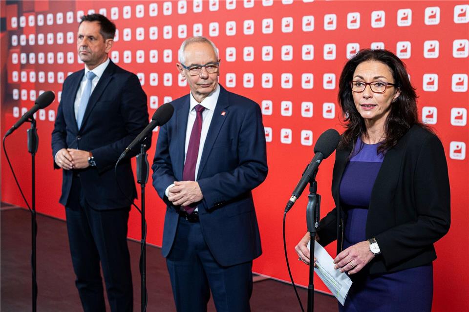 Fahimi warnt vor Sozialkürzungen – „Erzeugt nur Frust“ Bei der Eröffnung des Gewerkschaftskongresses in Hannover gehört Fahimi neben IGBC-Chef Michael Vassiliadis (M.) und Ministerpräsident Olaf Lies zu den Hauptrednern.Michael Matthey/dpa