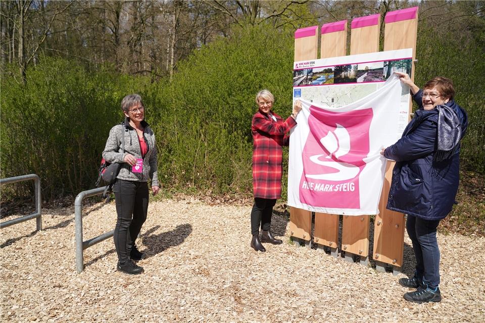 Bei der Eröffnung des Hohe Mark Steigs in kleinem Kreis: (v.l.): Dagmar Beckmann (Geschäftsführerin des Naturparks Hohe Mark), Regierungspräsidentin Dorothee Feller und Karola Geiß-Netthöfel (Regionaldirektorin des Regionalverbands Ruhr).