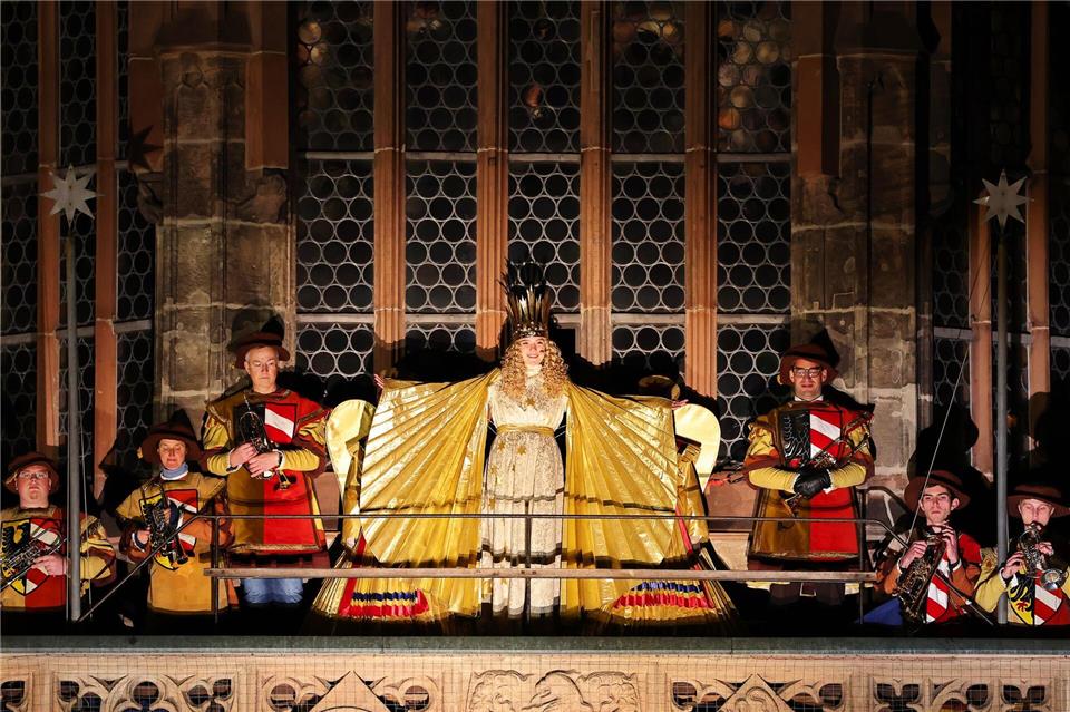 Bei der Eröffnung des Nürnberger Christkindlesmarktes 2024 trug die Vorgängerin von Nora Falk das prunkvolle Gewand. (Archivbild)Daniel Karmann/dpa