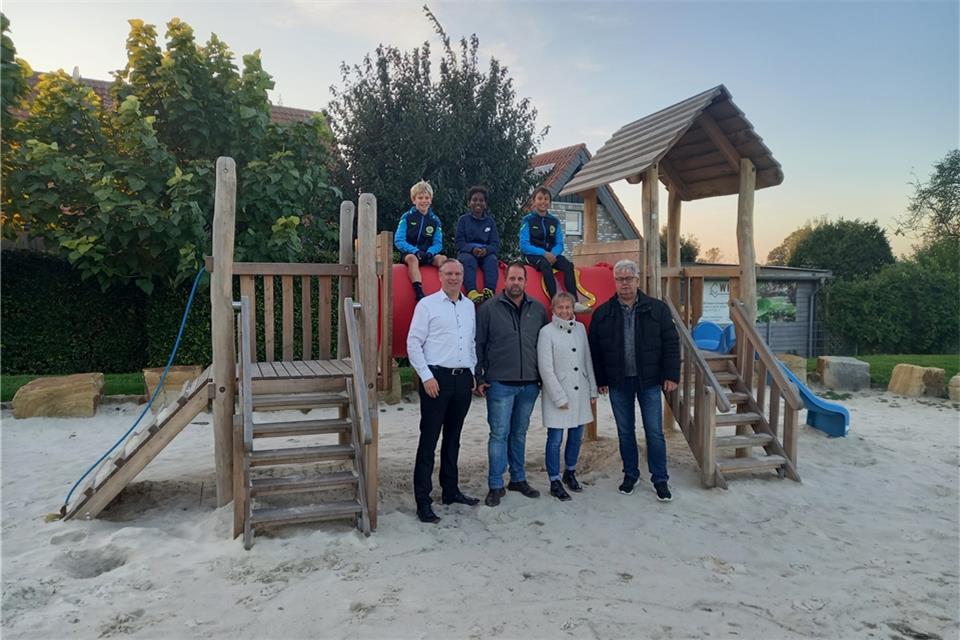 Bei der Eröffnung freuten sich Dirk Langela, Martin Bucks, Sabine Lütjann und Michael Hölzel (vorne von links) zusammen mit jungen Fußballern aus dem Verein über den neuen Spielplatz am Adler-Gelände.