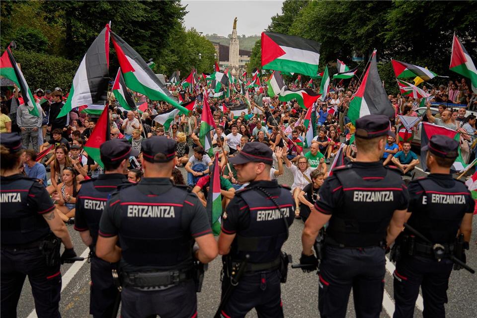 Bei der Etappe in Bilbao ist es aufgrund der Pro-Palästina-Proteste zu einem Eklat gekommen.Miguel Oses/AP/dpa