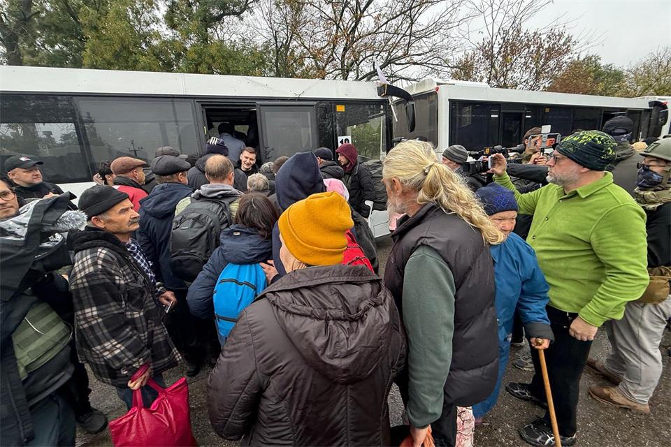 Bei der Evakuierung am Vortag hatten die Menschen nach russischen und ukrainischen Angaben die Wahl, sich für eine Ausreise aus der Trümmerstadt oder den Verbleib dort zu entscheiden. Ulf Mauder/dpa