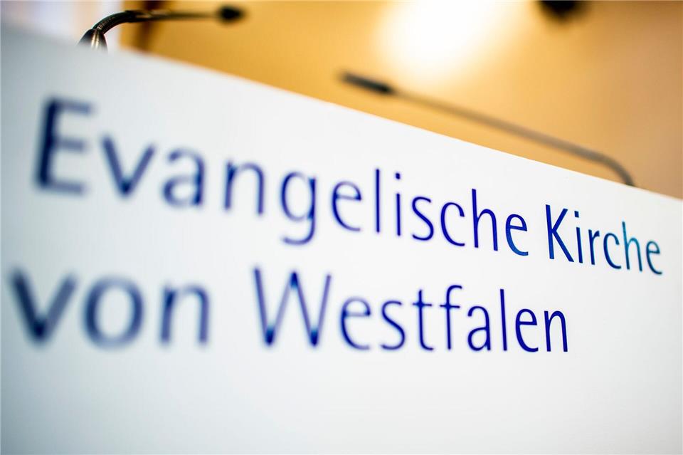 Bei der Evangelischen Landeskirche werden die Personalakten auf Hinweise zu sexualisierter Gewalt von pensionierten Experten durchsucht. (Archivbild)  David Inderlied/dpa