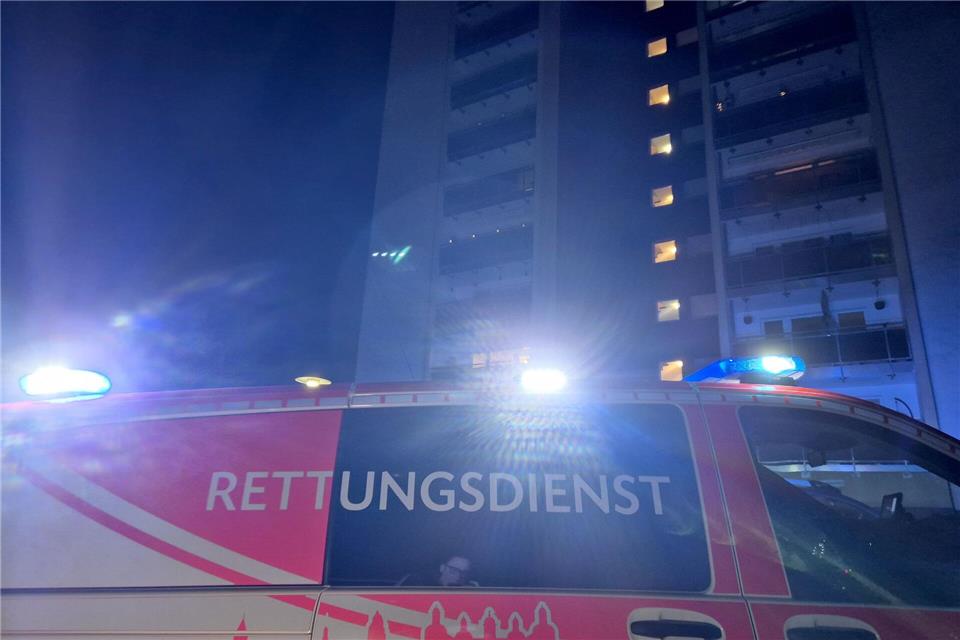 Drei Verletzte nach Verpuffung in Mehrfamilienhaus Bei der Explosion ist mindestens ein Mensch schwer verletzt worden.Sascha Thelen/dpa